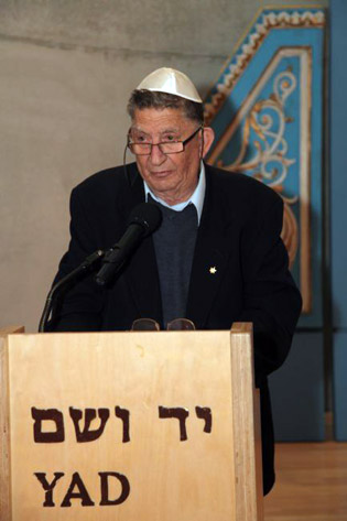 יושב ראש דור ההמשך של יהודי מקדוניה, מר משה טסטה, נושא דברים בטקס שהתקיים בבית הכנסת
