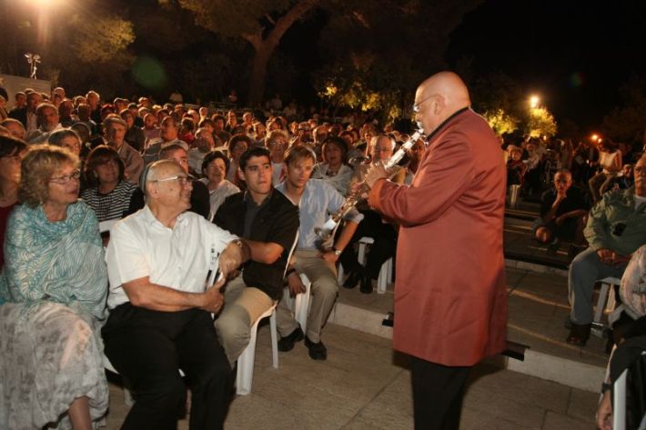 Maestro Giora Feidman playing to Minister of Justice Yaakov Neeman and his wife, seated in the audience at the Mashiv Haruach concert