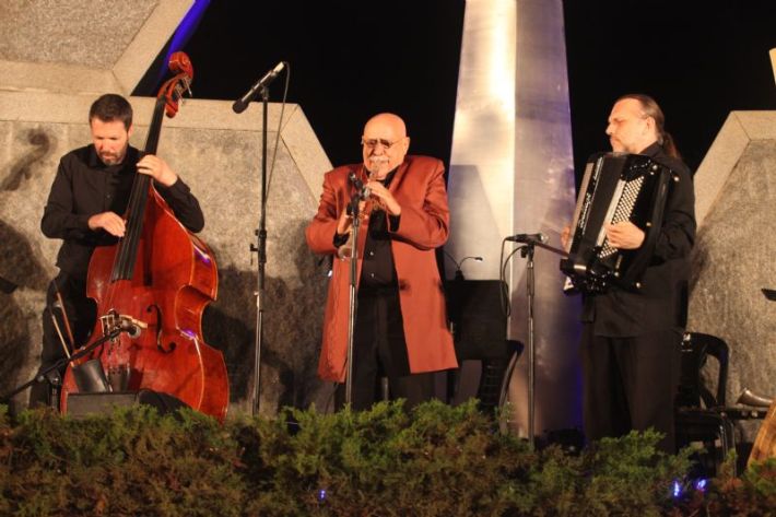 Maestro Giora Feidman (clarinet), Enrique Ugarte (double bass) and Guido Jager (accordion) at the Mashiv Haruach concert