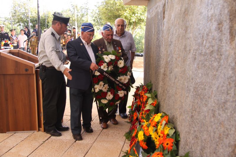 Representatives from Association of Survivors from Latvia and Estonia in Israel lay a wreath during the ceremony