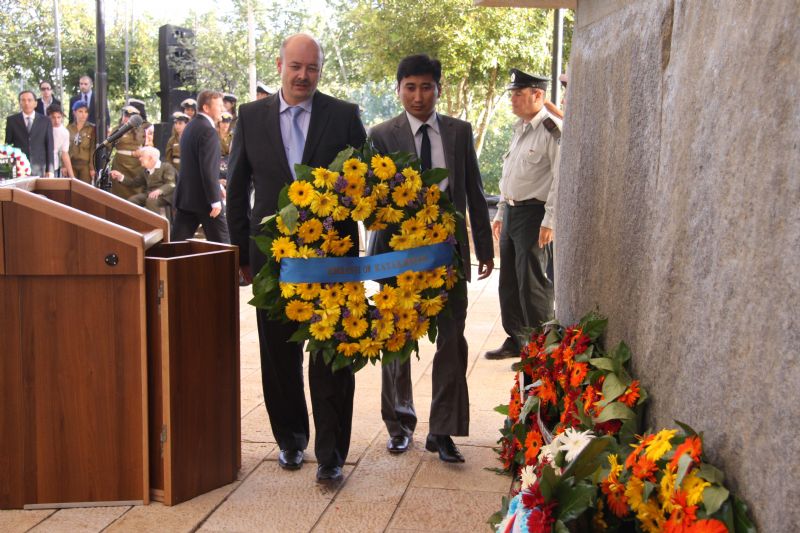 Representatives of the Kazakhstani Embassy in Israel lay a wreath during the ceremony