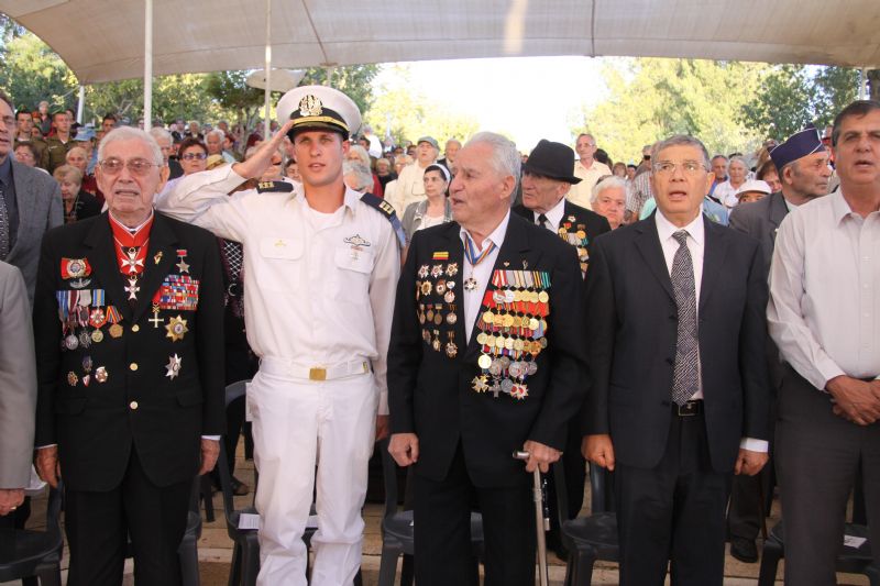 Captain Vadim Kornblitt (Second from left), grandson of a veteran of the Red Army, during the ceremony