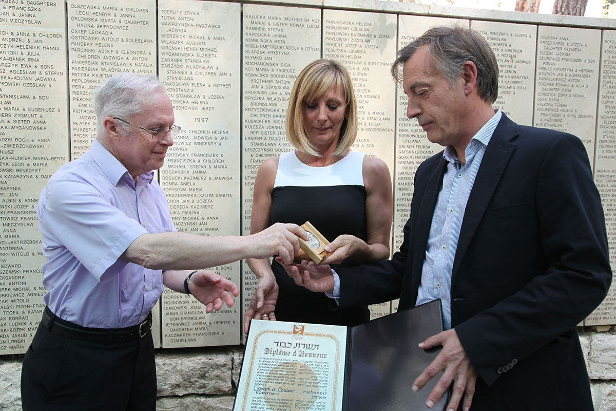Commission member Ehud Loeb presents the medal and certificate to the rescuers' grandchildren, Yad Vashem, 1 November 2012