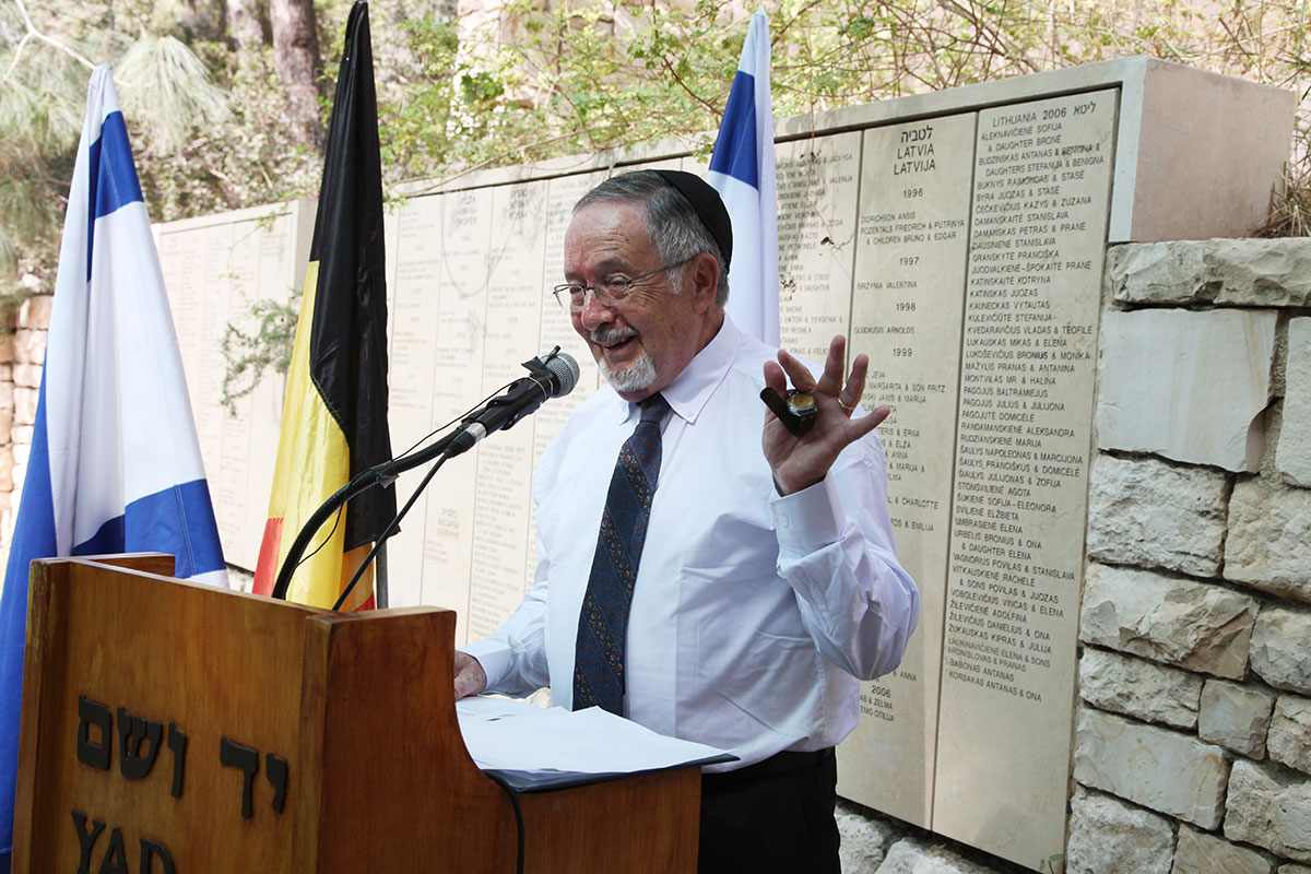 Survivor Zalman Shiffer at the ceremony in honor of his rescuers, Yad Vashem, 1 November 2012, showing the watch which he still keeps from those days.