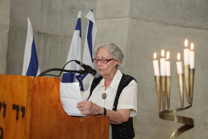 יושבת ראש ארגון יוצאי ורשה בישראל, גברת הלינה אשכנזי, נושאת דברים בטקס