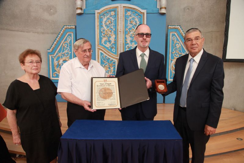 LTR: Righteous Commission member Estelle Shashar, Commission Chairman Supreme Court Justice (ret.) Jacob Turkel, Anthonie Vink and Chairman Avner Shalev with the certificate and medal posthumously honoring Jan Willem Kamphuis and Klaziena Kamphuis-Vink