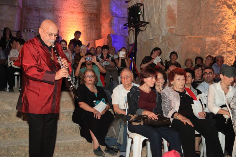 Maestro Giora Feidman playing to members of the audience at the Mashiv Haruach concert
