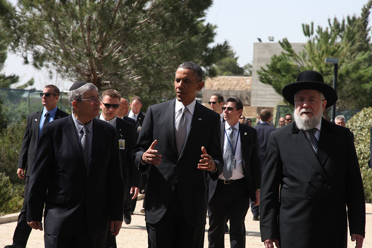 President Barack Obama, the Chairman of the Yad Vashem Directorate Avner Shalev (left) and Chairman of the Yad Vashem Council Rabbi Israel Meir Lau after leaving the Hall of Remembrance.