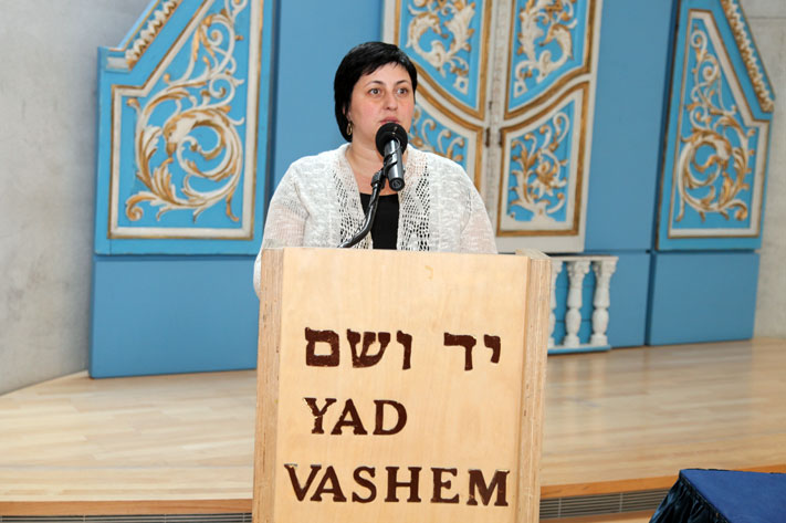 הגברת סאנה בריטבסקי, מנכ&quot;לית קרן ג'נסיס, נושאת דברים בטקס בבית הכנסת