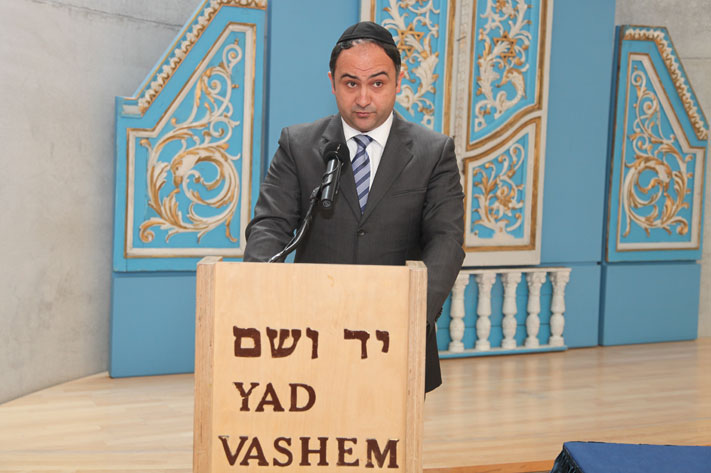 מר רוסטם אזדר, יועצו של שגריר אוקראינה בישראל, נושא דברים בטקס בבית הכנסת
