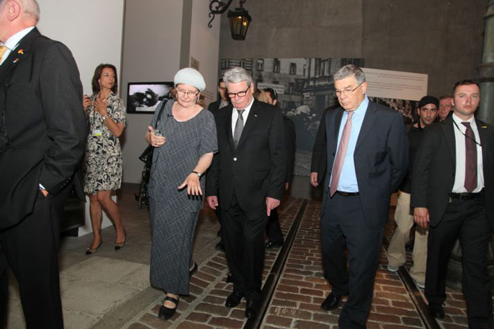 נשיא גרמניה יואכים גאוק במוזיאון לתולדות השואה מלווה ע&quot;י יו&quot;ר יד ושם אבנר שלו ובהדרכת ד&quot;ר נעה מקייטון