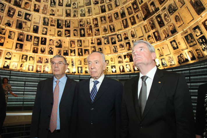מימין: נשיא גרמניה יואכים גאוק, נשיא מדינת ישראל, שמעון פרס, יו&quot;ר יד ושם אבנר שלו, בהיכל השמות
