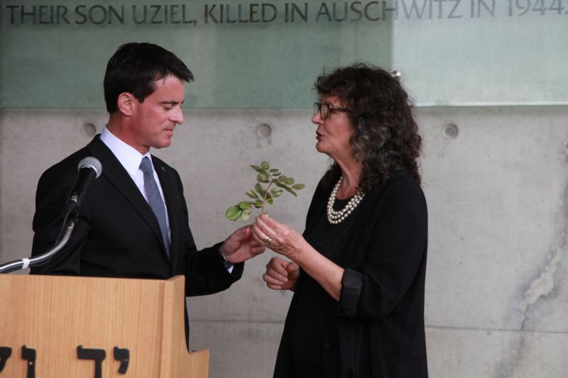 Righteous Among the Nations Department Director Irena Steinfeldt presented the Prime Minister with a branch from the tree honoring French Righteous Among the Nations Dr. Adelaide Hautval