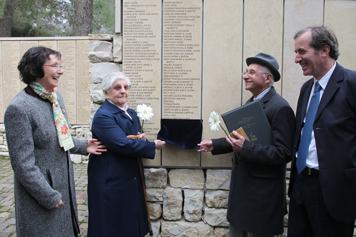 הנזירה מארי אמיליאן והכומר אנדרה אלמרה מסירים את הלוט מקיר הכבוד של צרפת בגן חסידי אומות העולם. מימין - מר כריסטוף ביגו, שגריר צרפת בישראל. 
