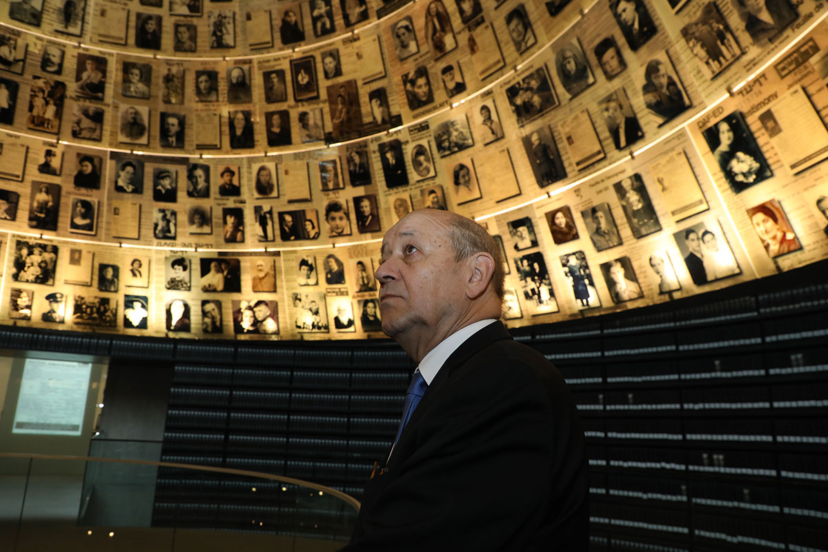Jean-Yves Le Drian, dans la Salle des Noms de Yad Vashem