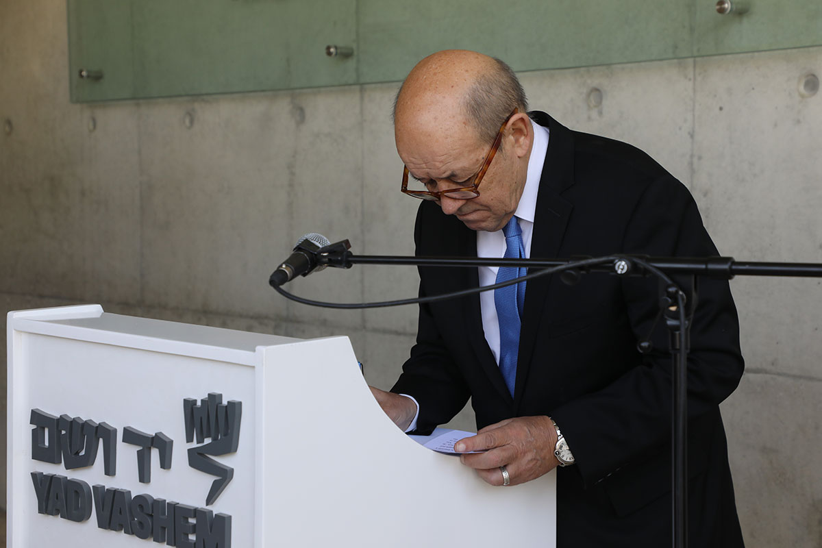 Jean-Yves Le Drian signe le livre d'or de Yad Vashem au sortir du Mémorial des enfants