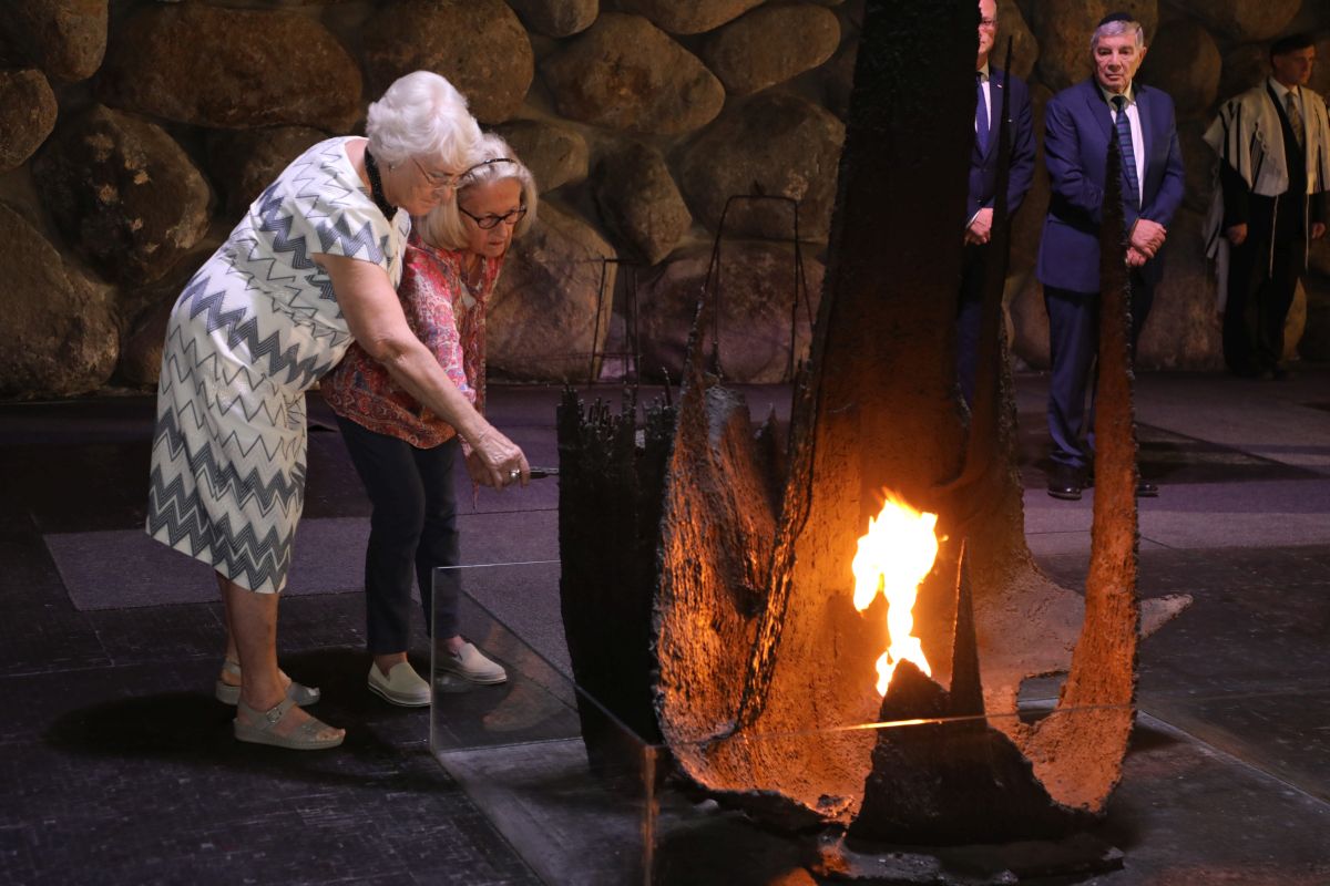 Holocaust survivor Sala Armel-Goldhar and Barbara Rybczyńska, granddaughter of Mikołaj and Helena Sajowski, rekindle the eternal flame in the Hall of Remembrance at Yad Vashem