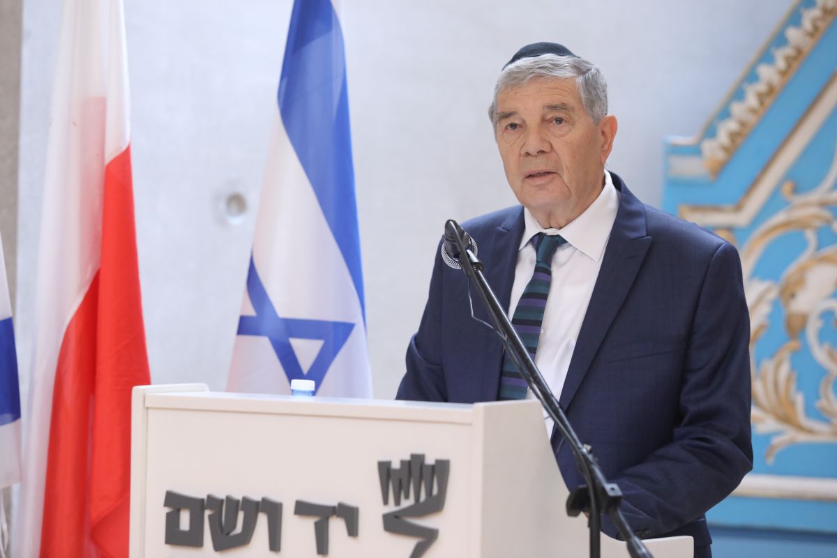 Yad Vashem Chairman Avner Shalev addressing the ceremony posthumously recognizing Mikołaj and Helena Sajowski and their daughter Aniela Debińska as Righteous Among the Nations