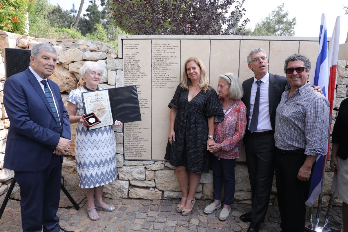Yad Vashem Chairman Avner Shalev, Barbara Rybczyńska and the extended Goldhar family in the Garden of the Righteous Among the Nations