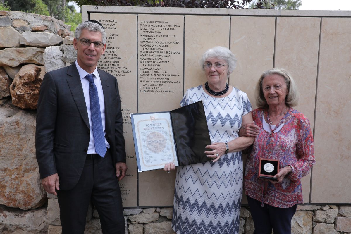 משמאל: מיטש גולדהר, ברברה ריבצ'ינסקה וסאלה ארמל-גולדהר בגן חסידי אומות העולם, יד ושם