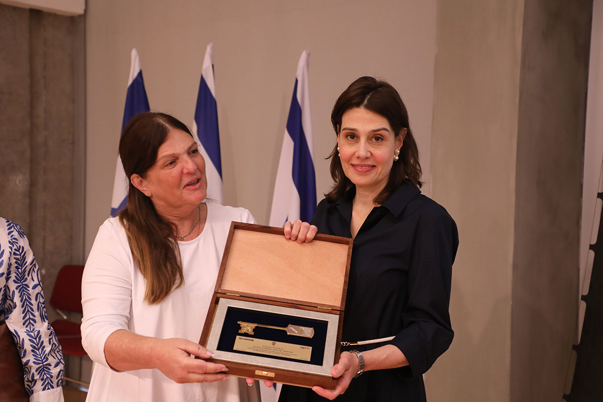 Alexandra Pisar-Pinto reçoit les clés symboliques de Yad Vashem des mains de Dorit Novak, directrice générale