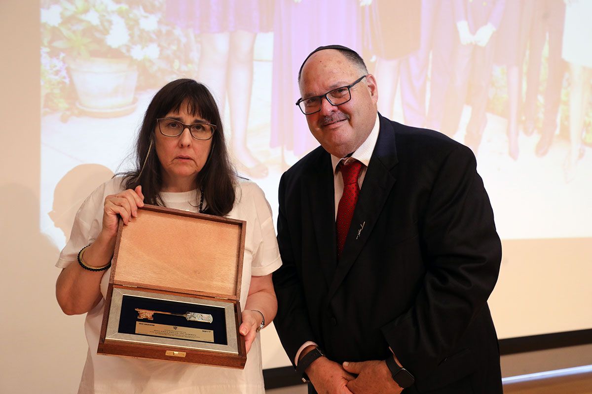 Helaina Pisar-McKibbin reçoit les clés symboliques de Yad Vashem des mains du directeur des Relations internationales Shaya Ben Yehuda
