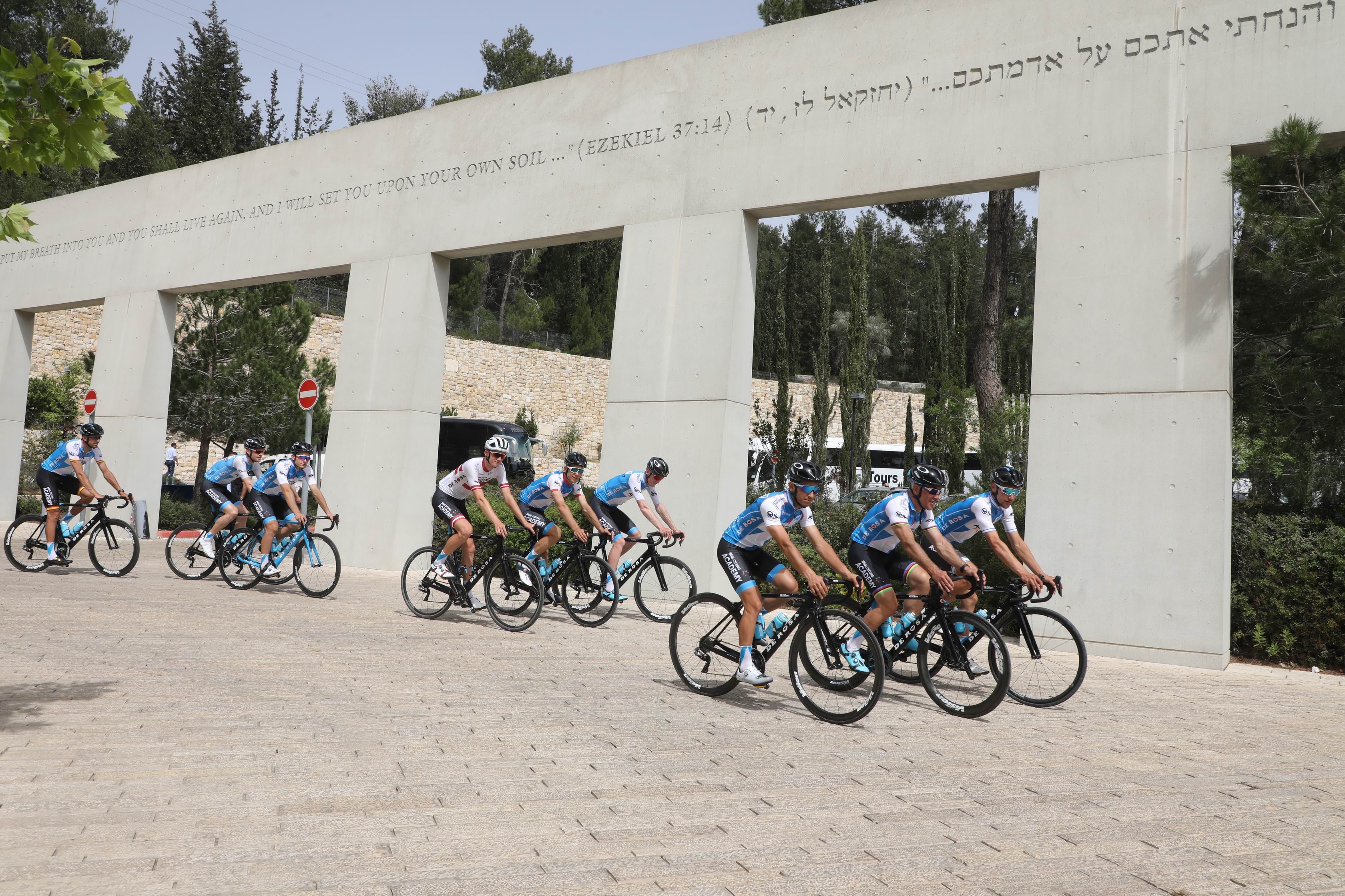 רוכבי האופניים מתחילים את רכיבת הזיכרון, בהובלת נשיא הכבוד של ה"ביג סטארט ישראל" של הג'ירו ד'איטליה סילבן אדמס