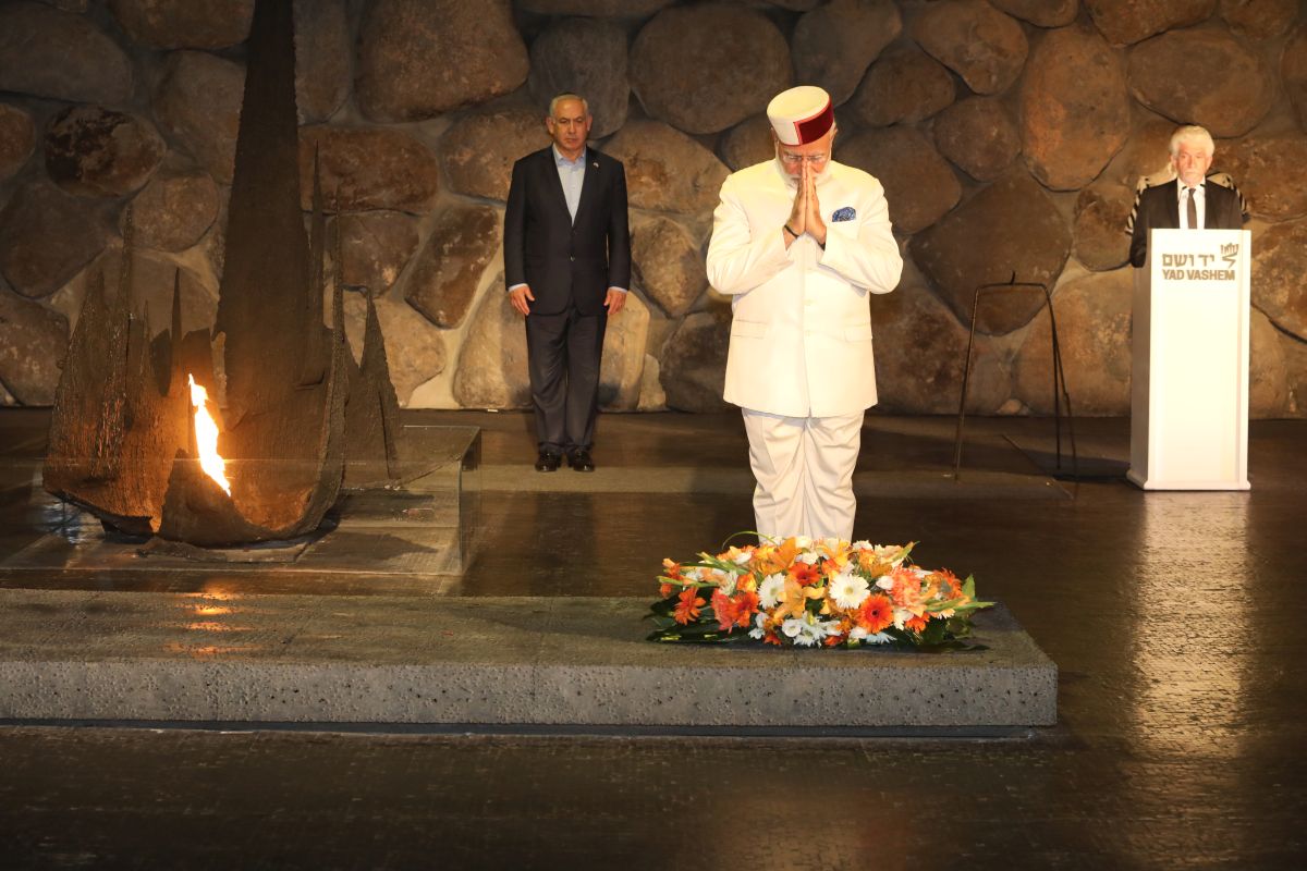 ראש ממשלת הודו נרנדרה מודי מניח זר בטקס זיכרון באוהל יזכור ביד ושם