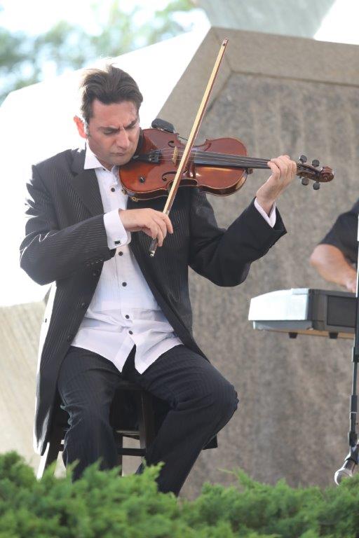 הכנר סניה קרויטור מנגן בעצרת הזיכרון ליהודי רומניה שנספו בשואה, 2017