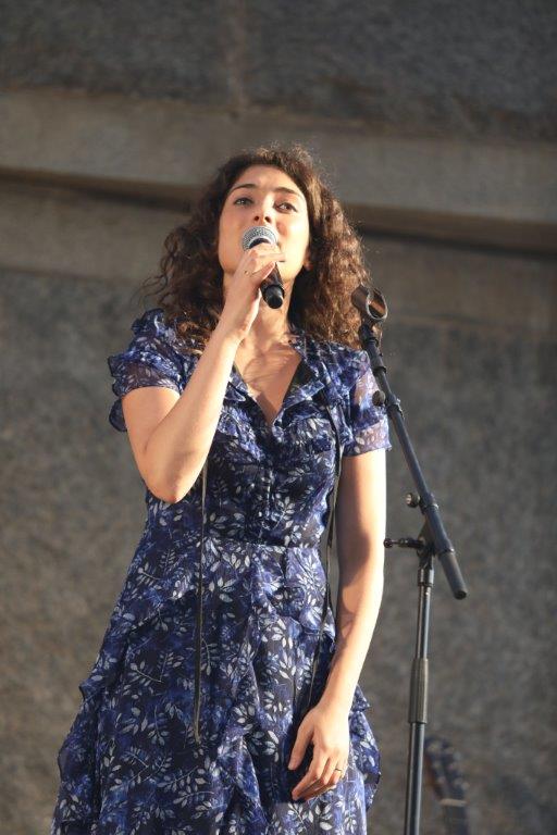 הזמרת רוני דלומי שרה בעצרת הזיכרון ליהודי רומניה שנספו בשואה, 2017