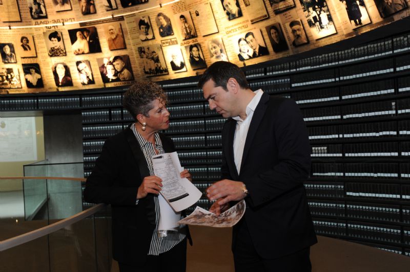 Yad Vashem guide Sheryl Ochayon showed the Prime Minister a Page of Testimony commemorating Rachel Sara Osmo, aged eight, from Corfu, who was murdered in Auschwitz together with her parents. The Page was submitted by her older sister, Nata.
