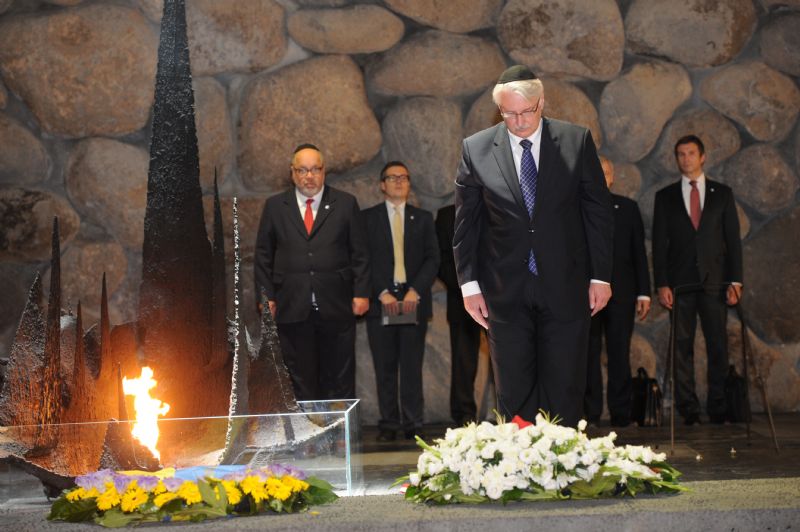 The Minister rekindled the Eternal Flame and laid a wreath on behalf of the Polish nation during a memorial ceremony in the Hall of Remembrance