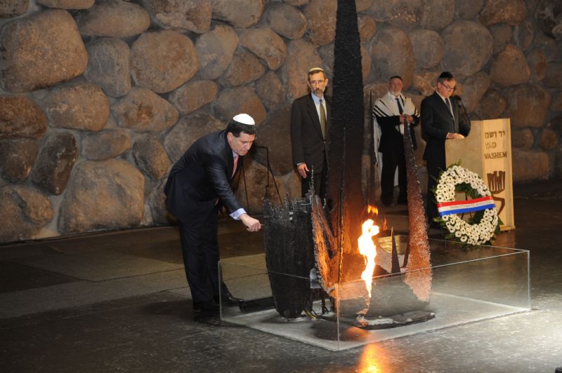 President Cartes was honored to rekindle the Eternal Flame during a memorial ceremony in the Hall of Remembrance