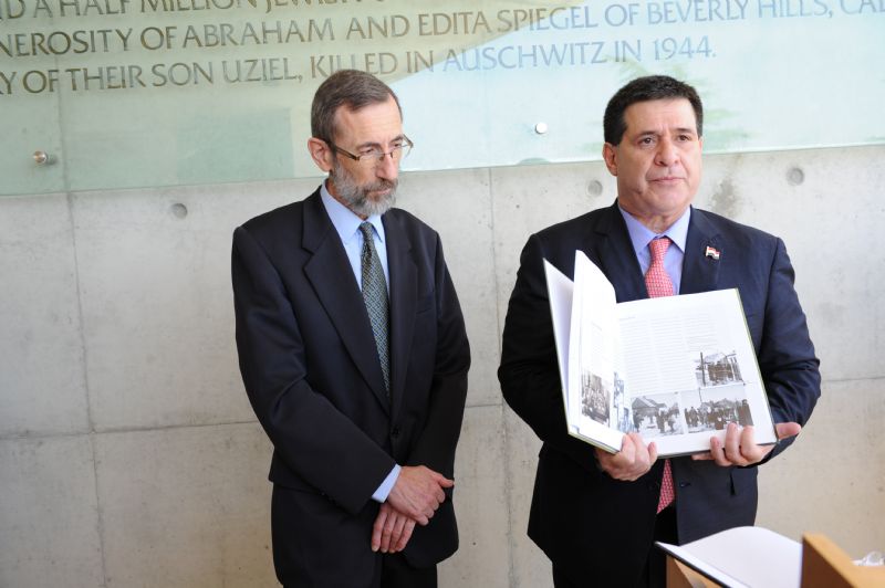 President Cartes received the Yad Vashem Album "To Bear Witness" as a parting gift at the end of his visit