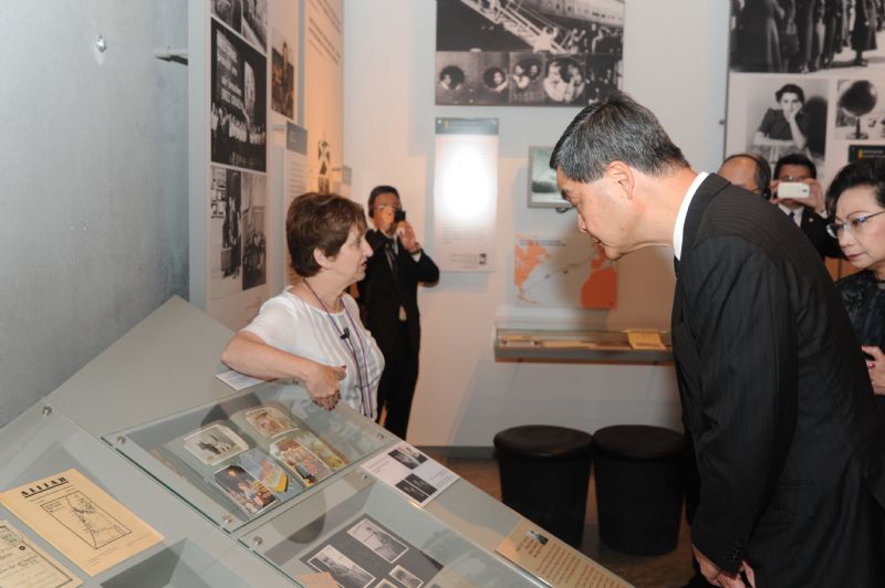 Chief Executive C. Y. Leung and his wife Regina toured the Holocaust History Museum