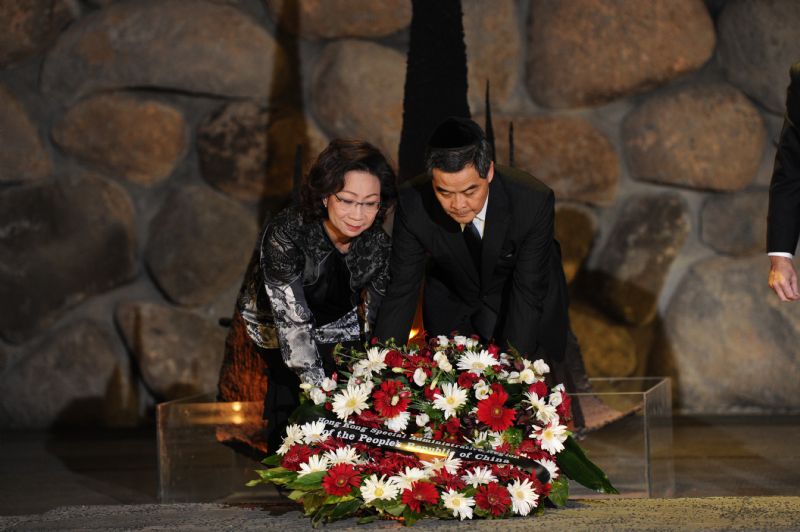 Hong Kong's Chief Executive and his wife laid a wreath during a memorial ceremony in the Hall of Remembrance