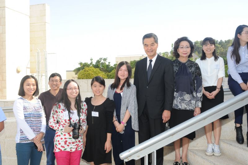 בסוף הביקור ביד ושם, פגש ראש הממשל של הונג קונג סי ווי ליאונג קבוצה של דוקטורנטים מסין המשתתפים בסמינר למחנכים מסין בבית הספר הבין-לאומי להוראת השואה.