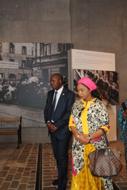 The Foreign Minister and his wife on the recreated Leszno Street of the Warsaw ghetto, in the Holocaust History Museum