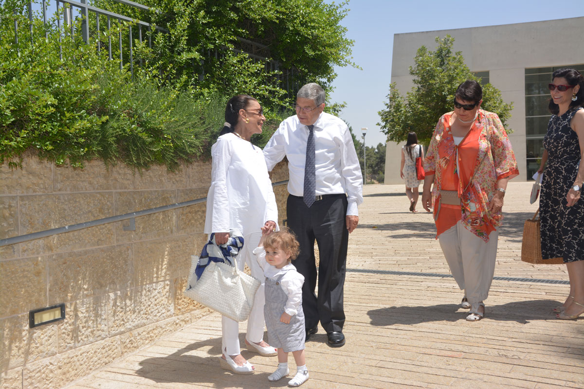 De gauche à droite : Judith Pisar avec son petit-fils, Avner Shalev, Président de Yad Vashem, Miry Gross, Directrice des Relations avec les pays francophones, Leah Pisar-Hass.