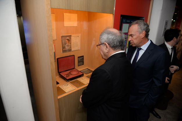 El presidente de Yad Vashem, Dani Dayan, recorre el Museo del Holocausto en Buenos Aires junto con el presidente del Museo, Marcelo Midlin