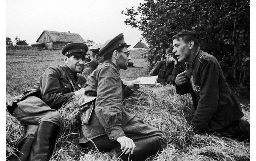 Lapin and Hatsrevin are talking with the POW, 1941