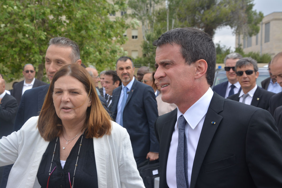 Dorit Novak, Directrice générale de Yad Vashem accueille le Premier Ministre Manuel Valls à son arrivée à Yad Vashem.