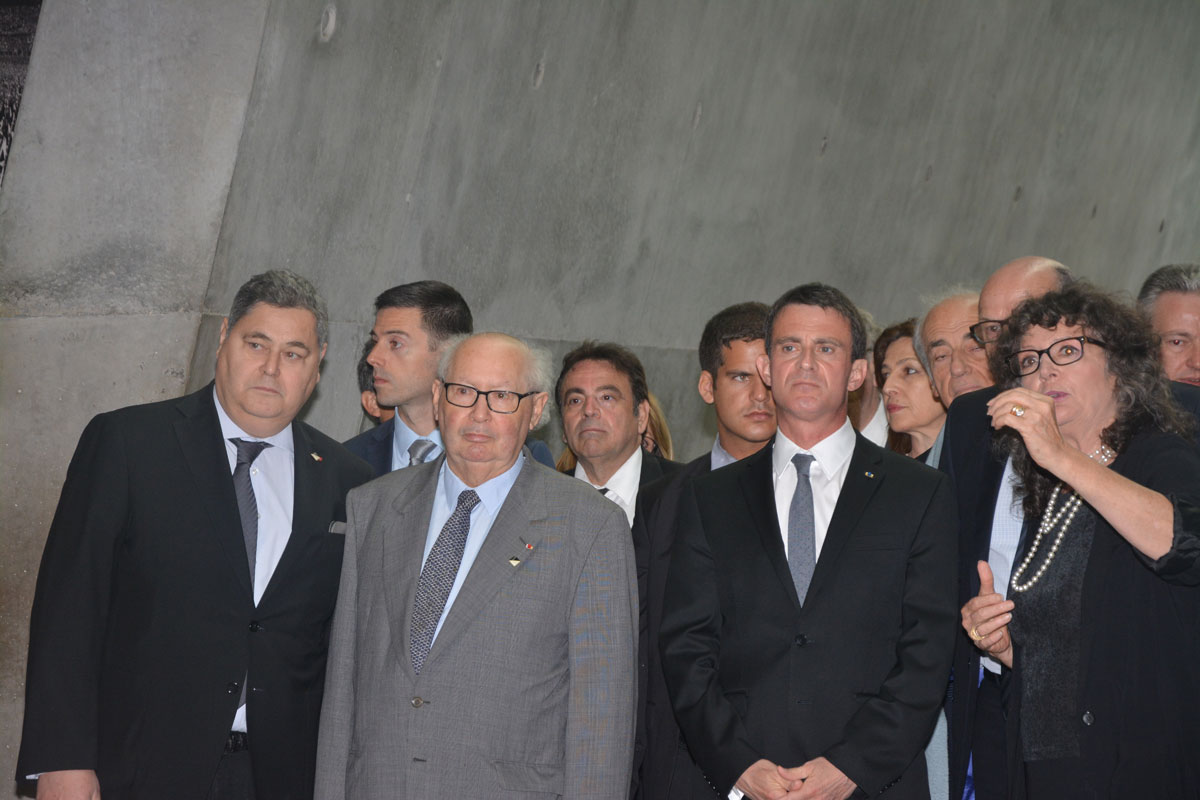 De gauche à droite au premier plan : Pierre-François Veil, Serge Klarsfeld, Manuel Valls, Iréna Steinfeldt.