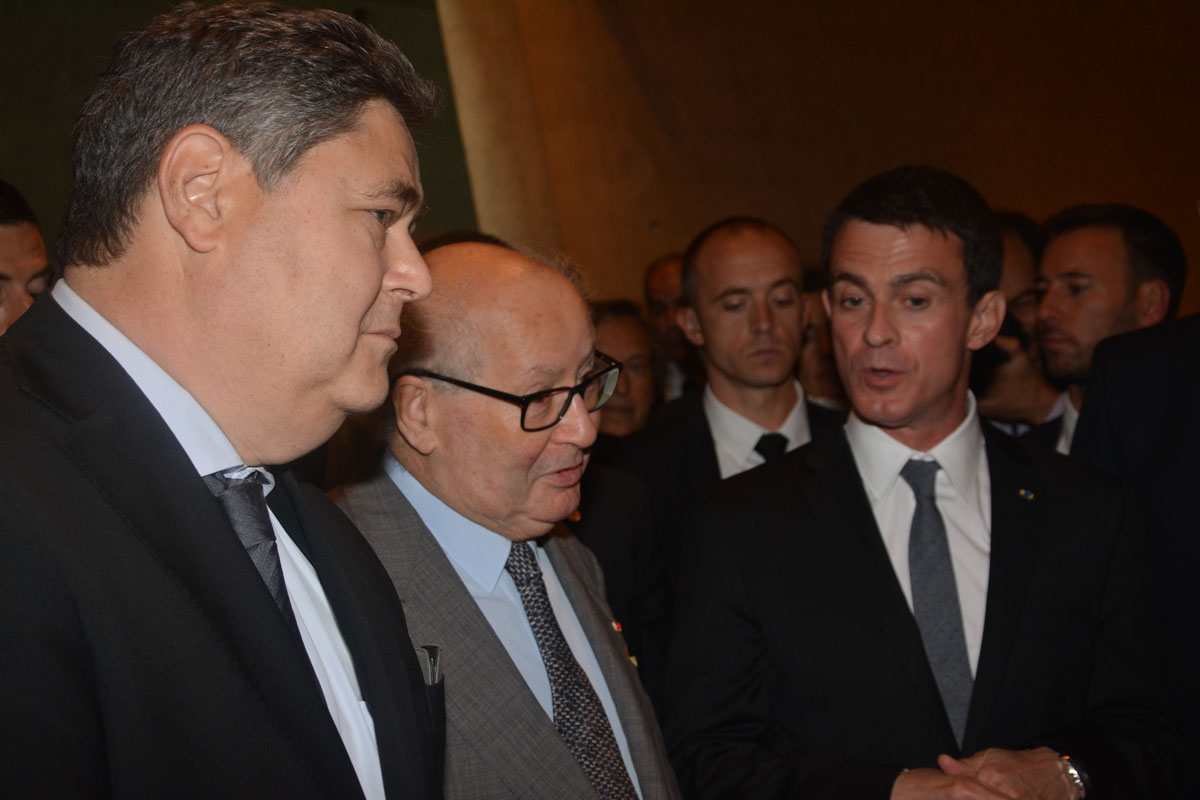 De gauche à droite : Pierre-François Veil, Serge Klarsfeld, Manuel Valls.