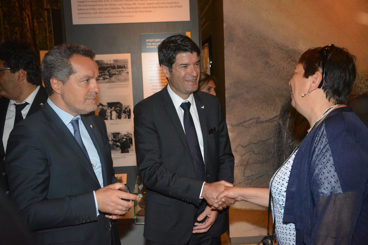Miry Gross, Directrice des Relations avec les pays francophones salue l'ambassadeur de France en Israel, son Excellence Patrick Maisonneuve (au centre) et Arié Bensemhoun, Président de la Communauté juive de Toulouse.
