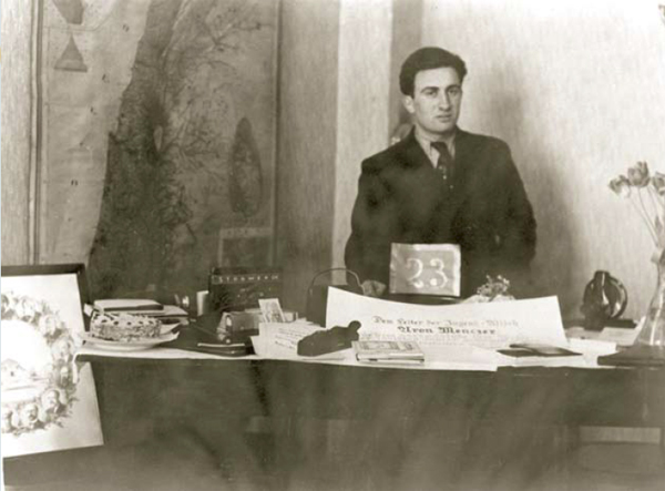 Aron Menczer en su oficina