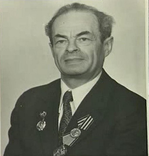 Lazar Muchnik, 1985.