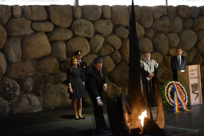 הנשיא העלה את אש התמיד באוהל יזכור בטקס זיכרון לשישה מיליון קרבנות השואה.