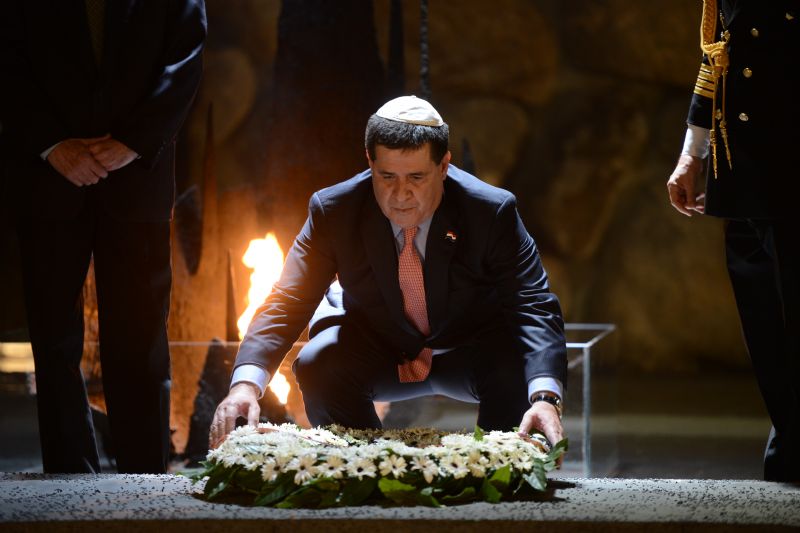 Laying a wreath on behalf of the people of Paraguay in memory of the six million Holocaust victims