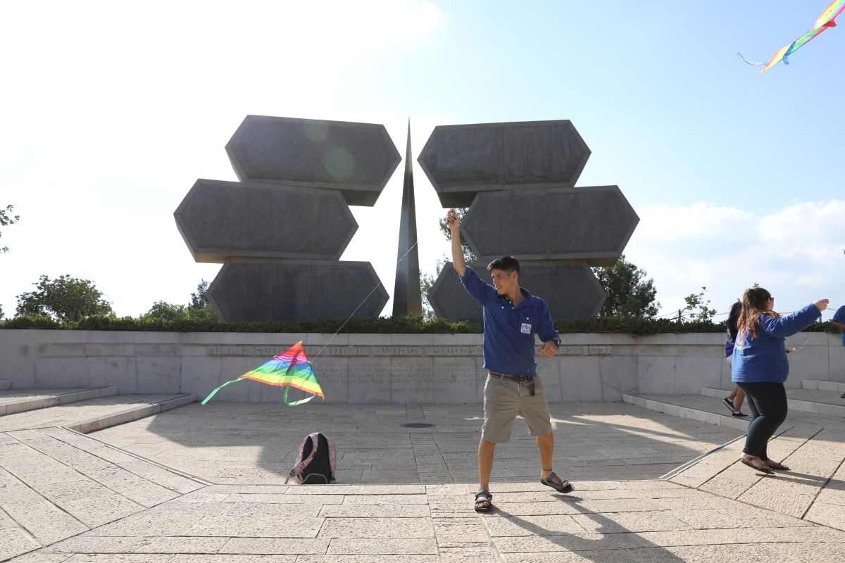 A member of Hamahanot Haolim Youth Movement flying a kite in memory of Janusz Korczak at the Monument to the Jewish Soldiers and Partisans who Fought against Nazi Germany